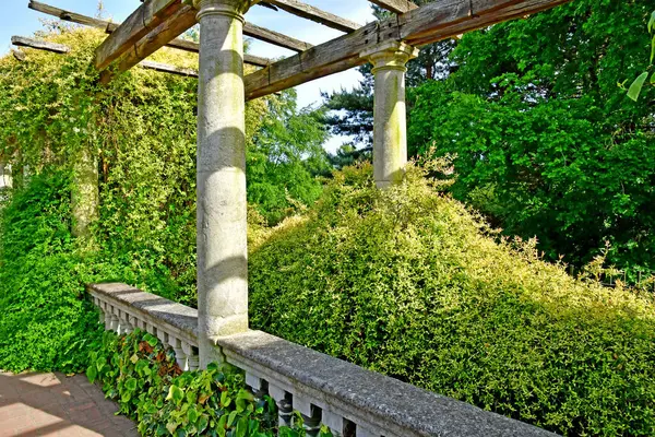 stock image London; England - may 28 2023 : Park Hill Garden and Pergola in The Hampstead district