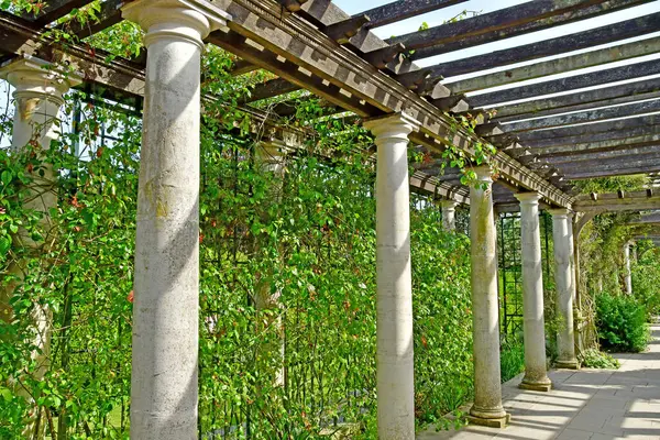 stock image London; England - may 28 2023 : Park Hill Garden and Pergola in The Hampstead district