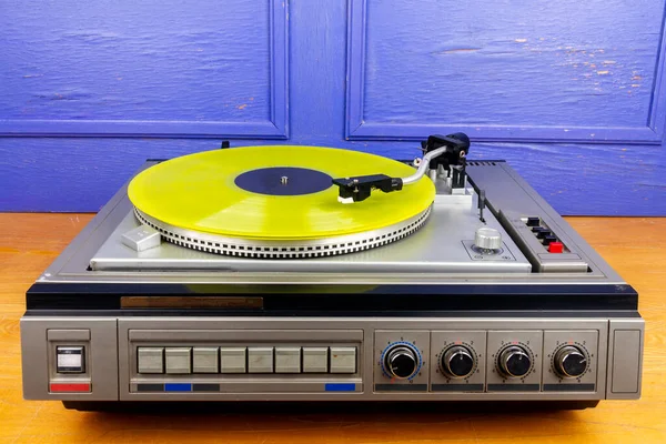 Vintage Turntable Vinyl Record Player Yellow Vinyl Table — Zdjęcie stockowe