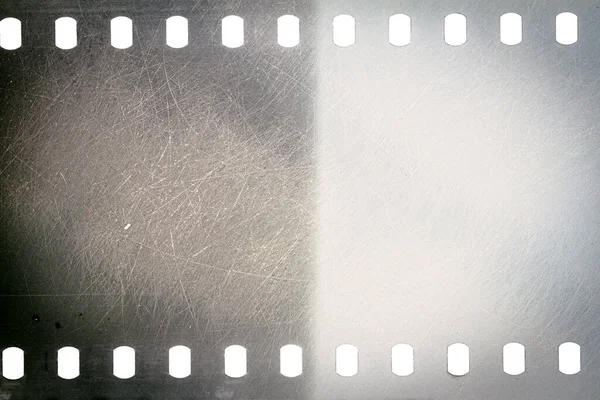 尘土飞扬的35毫米胶片质感或表面 在白色背景上隔离的有划痕的相机底片 — 图库照片