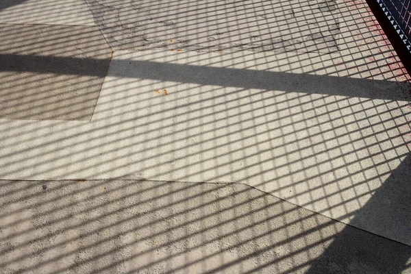 Σκιά Από Μεταλλικό Φράχτη Τσιμεντένιο Πάτωμα Φως Χυμένο Μέσα Από — Φωτογραφία Αρχείου