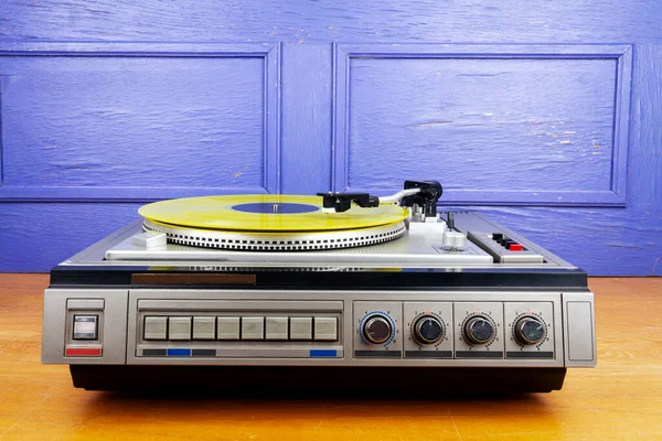 Vintage Turntable Vinyl Record Player Yellow Vinyl Table — Foto Stock