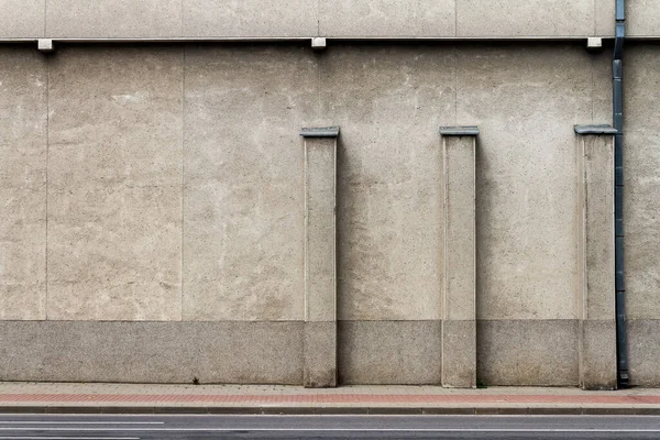 Zvětralá Pouliční Zeď Několika Sloupy — Stock fotografie