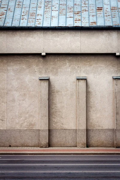 Выдержанная Стена Улицы Колоннами — стоковое фото