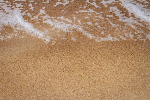 砂浜のビーチで海のソフトの波 — ストック写真
