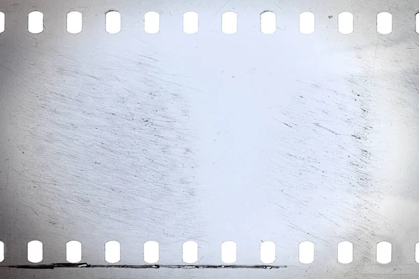 ほこりっぽい35Mmフィルムの質感や表面 白地に隔離されたカメラフィルムを穿孔 — ストック写真