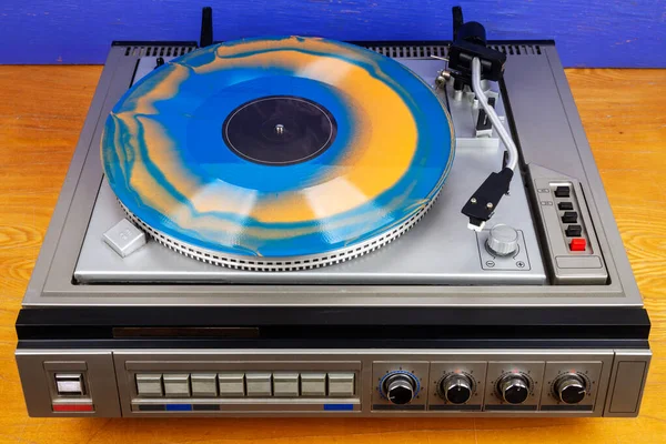 Vintage Turntable Vinyl Record Player Blue Orange Vinyl Table — Fotografia de Stock