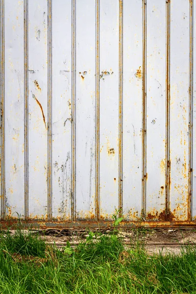 古い白い金属倉庫の壁 建築の詳細背景 貨物壁の金属鋼のテクスチャ表面 — ストック写真