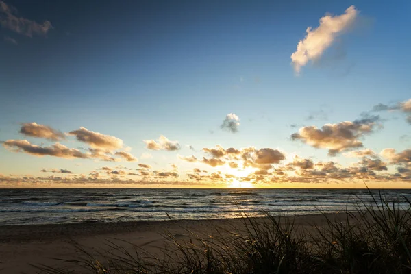 立陶宛美丽的日落 有云有海 — 图库照片