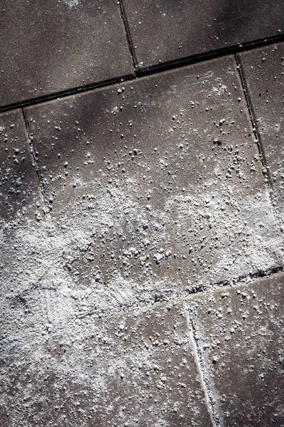 塩で覆われた歩道のテクスチャを閉じます 都市環境と安全保障 街中の氷の舗装に塩が広がる — ストック写真
