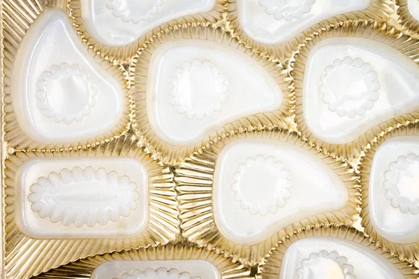 Крупный План Пустой Коробки Шоколада Шинный Золотой Пластик Фактуры Пустой — стоковое фото
