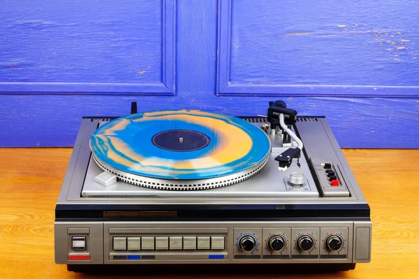 Vintage Draaitafel Vinyl Platenspeler Met Blauw Oranje Vinyl Een Tafel — Stockfoto