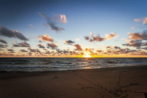 Beau Coucher Soleil Avec Nuages Mer Lituanie — Photo