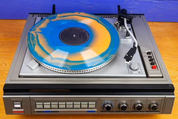 Vintage Lemezjátszó Lemez Lejátszó Kék Narancssárga Vinil Asztalon — Stock Fotó