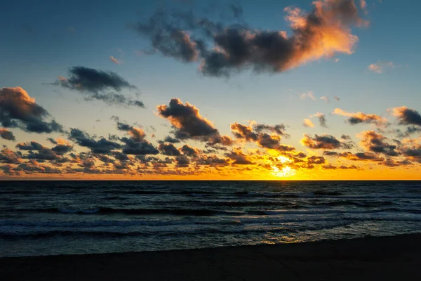 リトアニアの雲と海の美しい夕日 — ストック写真
