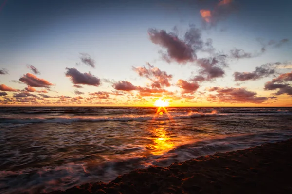 Prachtige Zonsondergang Met Wolken Zee Strand Lange Belichtingstijd Shot — Stockfoto