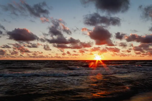 Prachtige Zonsondergang Met Wolken Zee Strand Lange Belichtingstijd Shot — Stockfoto