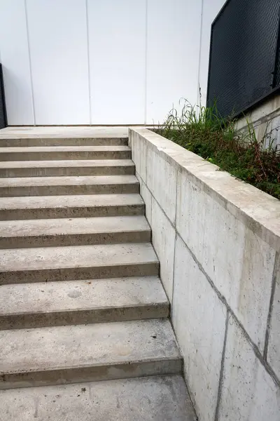 Close Detalhes Trilhos Escadas Concreto Edifício Moderno — Fotografia de Stock