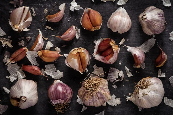 Fresh Garlic Bulbs Cloves Grouped Black Background Flat Lay Top — Stock Photo, Image