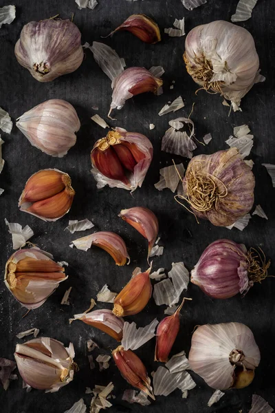Fresh Garlic Bulbs Cloves Grouped Black Background Flat Lay Top — Stock Photo, Image