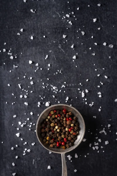 Big Old Spoon Peppercorn Salt Pile Black Background Flat Lay — Stock Photo, Image