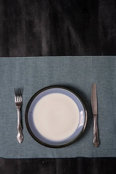 Blaue Tischdecke Mit Einem Teller Auf Schwarzem Tafelhintergrund Flach Lag — Stockfoto