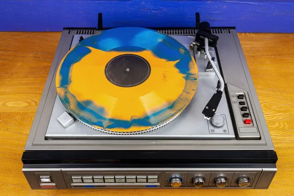 Vintage Lemezjátszó Lemez Lejátszó Kék Narancssárga Vinil Asztalon — Stock Fotó
