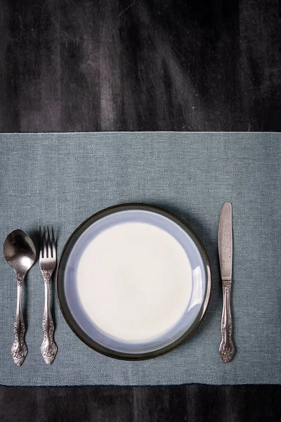 Siyah Karatahta Kaplamalı Mavi Masa Örtüsü Düz Yatıyordu Üst Görünüm — Stok fotoğraf