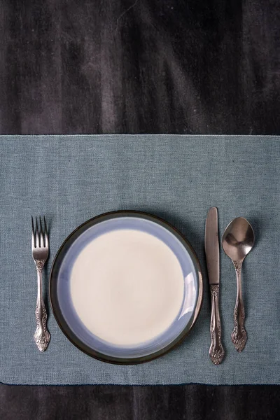 Blaue Tischdecke Mit Einem Teller Auf Schwarzem Tafelhintergrund Flach Lag — Stockfoto