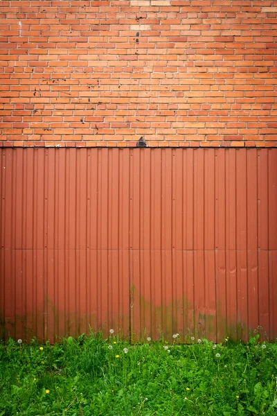 Czerwona Cegła Blacha Falista Tło Ściany Zieloną Trawą — Zdjęcie stockowe