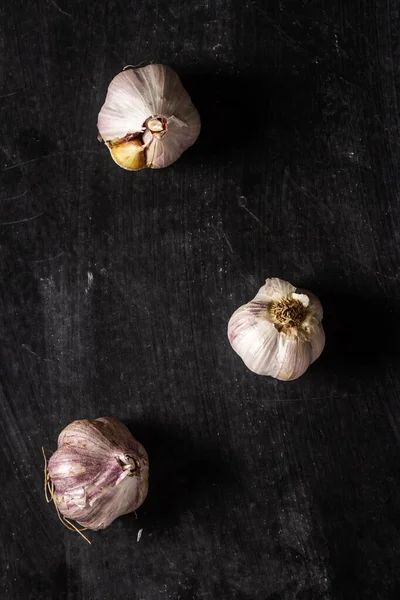Fresh Garlic Bulbs Black Background Flat Lay Top View Food — Stock Photo, Image