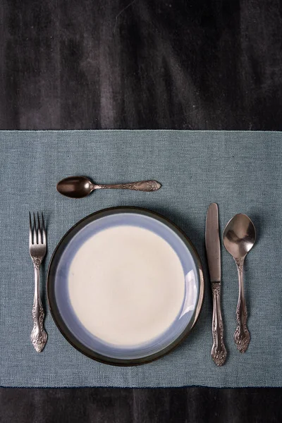 Blaue Tischdecke Mit Einem Teller Auf Schwarzem Tafelhintergrund Flach Lag Stockbild