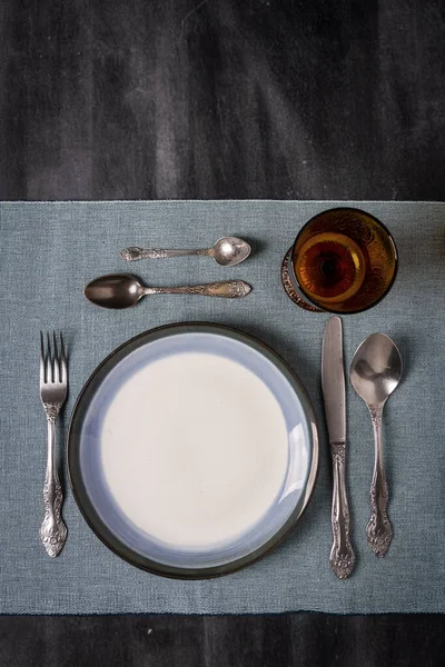 Plate Cutlery Glass Tablecloth Black Table Top View Flat Lay — Stock Photo, Image