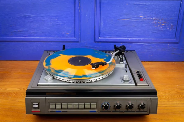 Ročník Gramofonový Gramofon Modrým Oranžovým Vinylem Stole — Stock fotografie