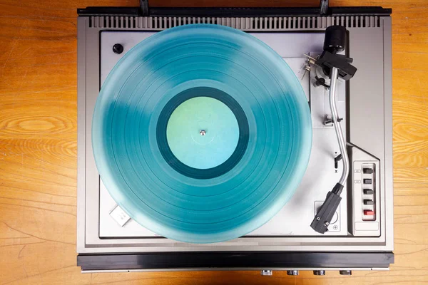 Ročník Gramofonový Gramofon Tyrkysovým Vinylem Stole — Stock fotografie