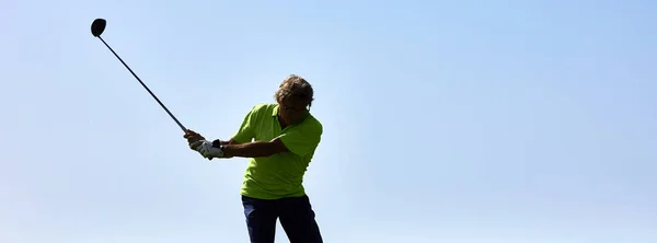 ゴルフコースでゴルファー ティーオフする準備ができています 完璧なショットのためにボールを打つゴルフクラブとゴルファー — ストック写真
