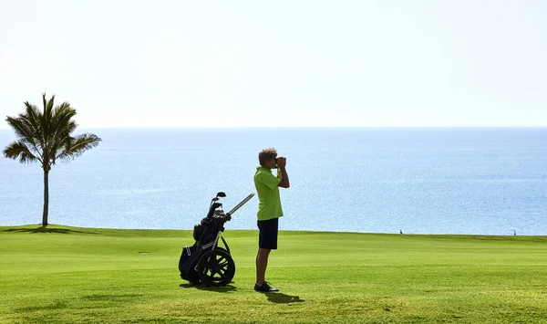 Golfer Meet Nauwkeurig Afstand Tot Vlag Een Golfbaan Met Laserafstandsmeter — Stockfoto