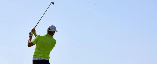 高尔夫球场上的高尔夫球手 准备开球 高尔夫球手 高尔夫球杆为了完美的射门击中球 — 图库照片