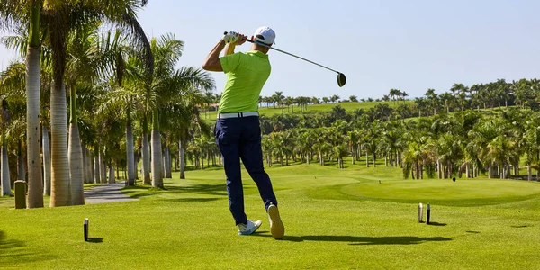 Golfista Polu Golfowym Gotowy Startu Golfista Kijem Golfowym Uderzając Piłkę — Zdjęcie stockowe