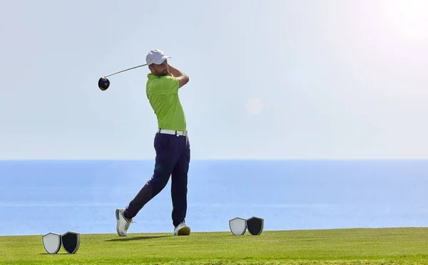 Golfista Polu Golfowym Gotowy Startu Golfista Kijem Golfowym Uderzając Piłkę — Zdjęcie stockowe