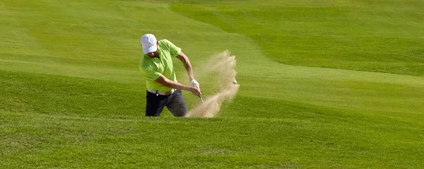Der Golfspieler Schlägt Den Ball Einem Sonnigen Tag Sommer Mit — Stockfoto
