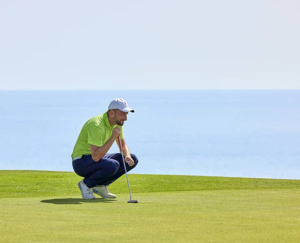 Golfista Zielonym Widokiem Ocean Miotaczem Rękach Gracz Zielonym Ocenia Stoki — Zdjęcie stockowe