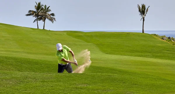 Der Golfspieler Schlägt Den Ball Einem Sonnigen Tag Sommer Mit — Stockfoto