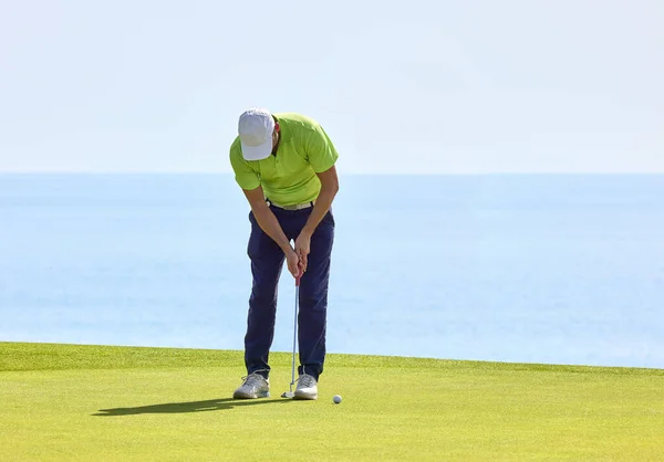 Golfista Zielonym Widokiem Ocean Miotaczem Rękach Gracz Zielonym Ocenia Stoki — Zdjęcie stockowe