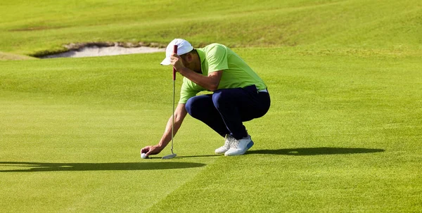 Golfista Verde Com Taco Nas Mãos Jogador Verde Avalia Encostas — Fotografia de Stock