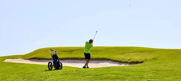 Golfozó Golfpályán Indulásra Készen Golf Golf Klub Üti Labdát Tökéletes Stock Fotó