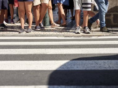 Porto 'nun şehir merkezinde birçok insan yürüyor. Portekiz 'in Porto kentindeki yaya geçidinde kalabalık caddeden geçen yayalar.