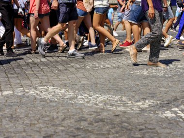 Porto 'nun şehir merkezinde birçok insan yürüyor. Portekiz 'in Porto kentindeki yaya geçidinde kalabalık caddeden geçen yayalar.