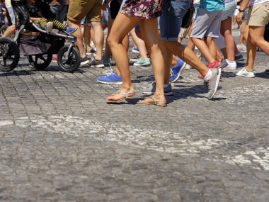 Porto 'nun şehir merkezinde birçok insan yürüyor. Portekiz 'in Porto kentindeki yaya geçidinde kalabalık caddeden geçen yayalar.