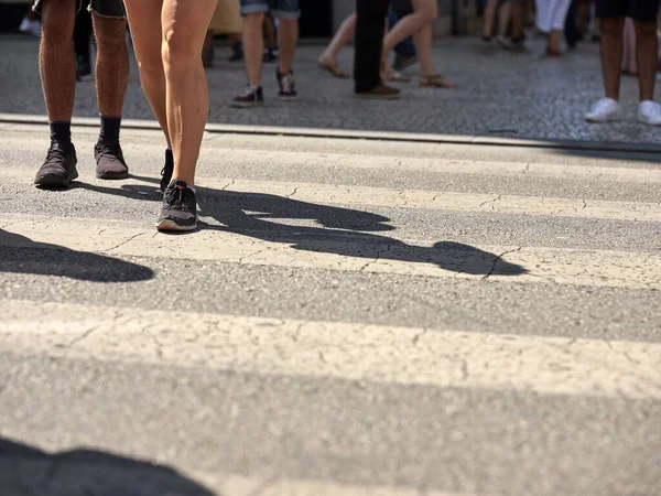 Многие Гуляют Центру Города Порту Пешеходы Пересекающие Оживленную Улицу Пешеходном — стоковое фото